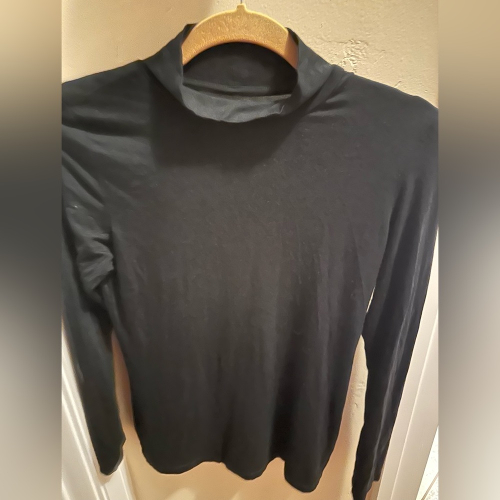 Tahari brand Women’s Long sleeve Mock Turtleneck Blouse Size:S/Color:Black